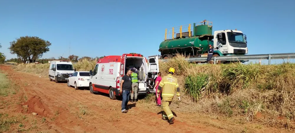 Caminhão bitrem tomba na GO-184 após motorista desviar de anta; vítima ficou presa às ferragens