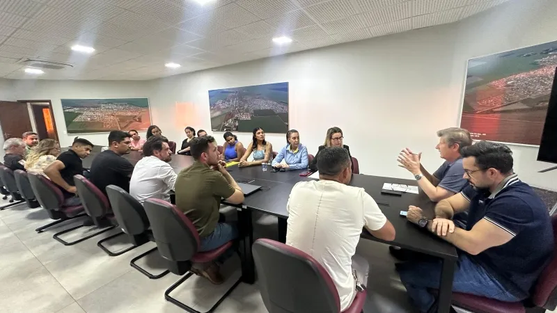 Reunião entre Prefeitura, Câmara e moradores avança em soluções para entrega das 42 casas do Residencial Araras