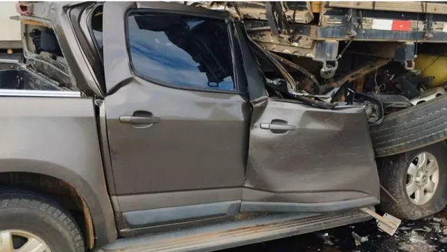 Colisão entre caminhonete e carreta deixa um morto na MS-306