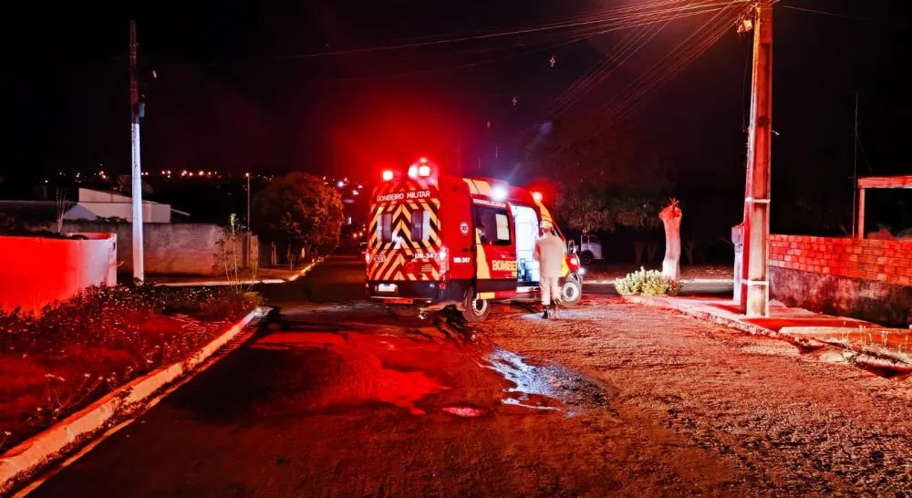 INCÊNDIO DESTRÓI CASA EM JATAÍ; ACÚMULO DE OBJETOS PODE TER AGRAVADO AS CHAMAS