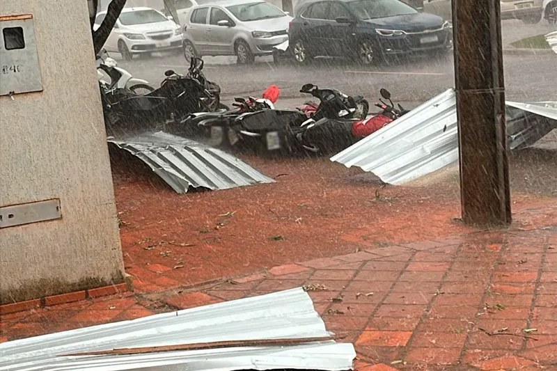 Vendaval provoca estragos na cidade de Chapadão do Sul