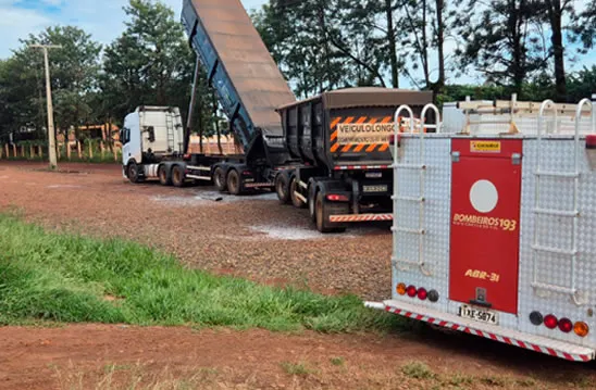 Carreteiro sofre descarga elétrica em Chapadão do Sul e é socorrido em estado grave pelos Bombeiros