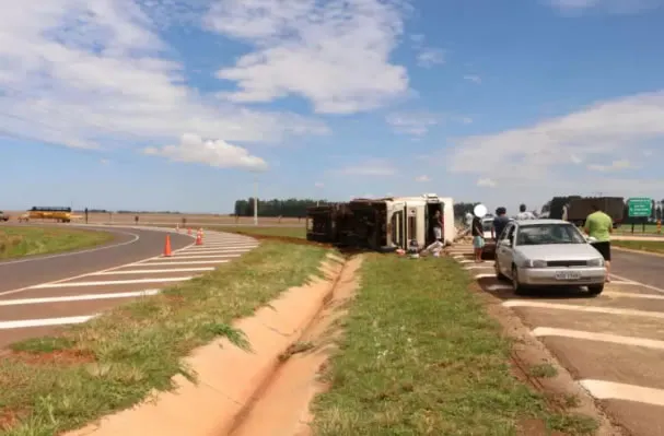 Carreta carregada com óleo vegetal tomba no Rodoanel da MS 306 em Chapadão do Sul