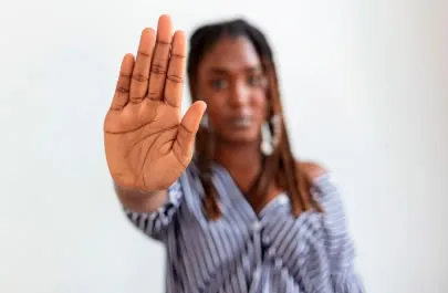 Em pleno ano de 2025, ainda convivemos com situações rotineiras que agravam a violência contra mulheres, crianças e adolescentes