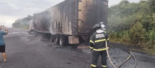 Carga de carne bovina é perdida em incêndio de carreta na BR-163
