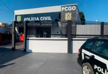 A Polícia Civil de Chapadão do Céu (GO) prendeu em flagrante uma mulher que agrediu a própria filha de 11 anos