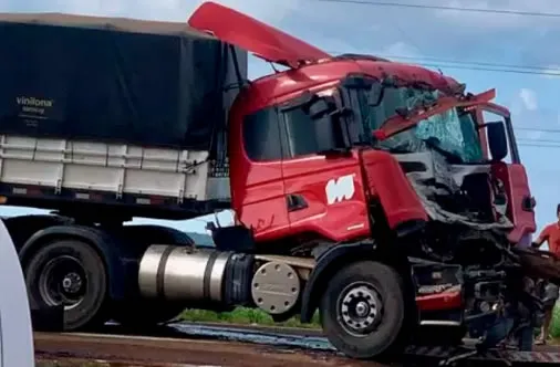 Carretas colidem na BR-060 e uma delas fugiu do local